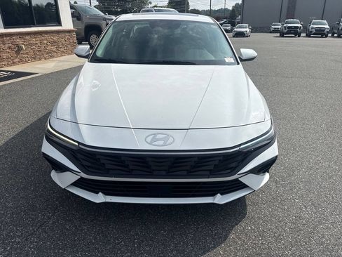 Used 2025 Hyundai Elantra SEL FWD image 11
