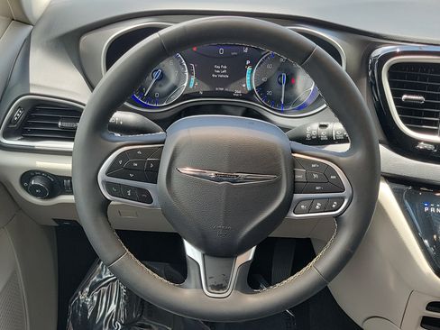 Used 2023 Chrysler Pacifica Touring-L FWD image 17