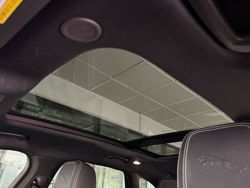 Used 2024 Jaguar F-PACE R-Dynamic S image 13