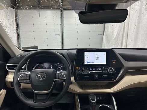 Used 2025 Toyota Highlander XLE image 17