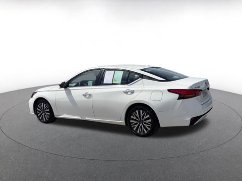 Used 2025 Nissan Altima 2.5 SV FWD image 10