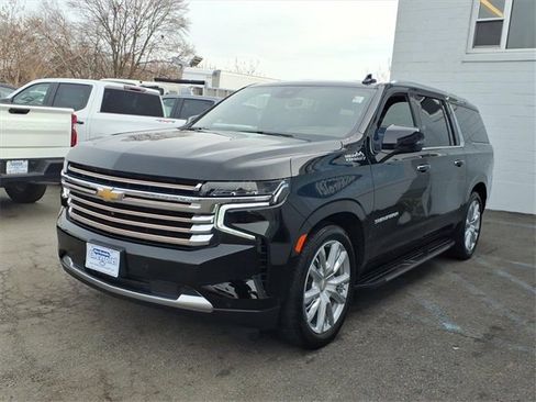 Used 2024 Chevrolet Suburban High Country w/ Advanced Technology Package image 3