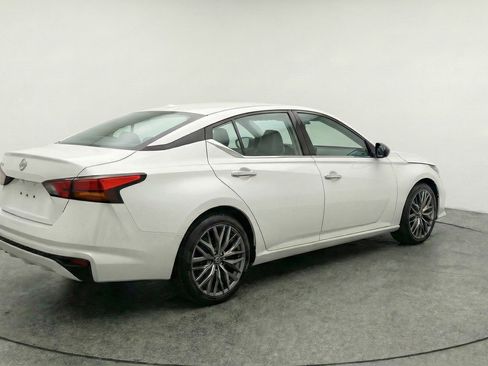 Used 2025 Nissan Altima 2.5 SV image 9