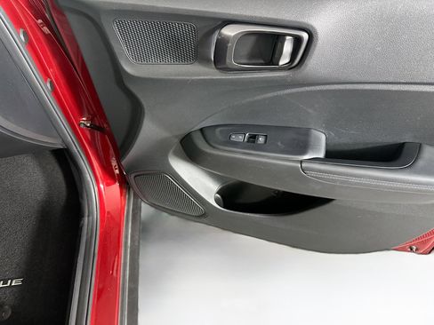 Used 2024 Hyundai Venue Limited image 31