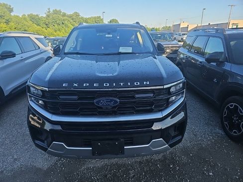 Used 2025 Ford Expedition Platinum AWD/4WD image 3