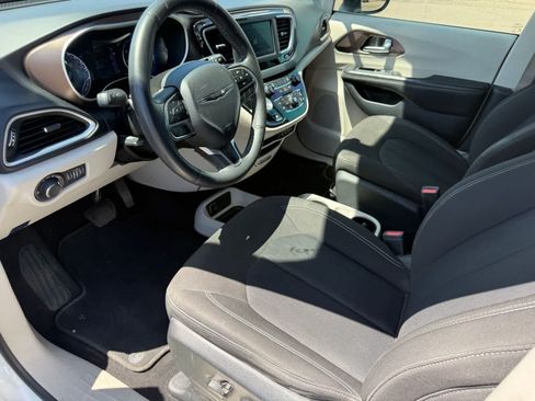 Used 2022 Chrysler Voyager LX FWD image 8