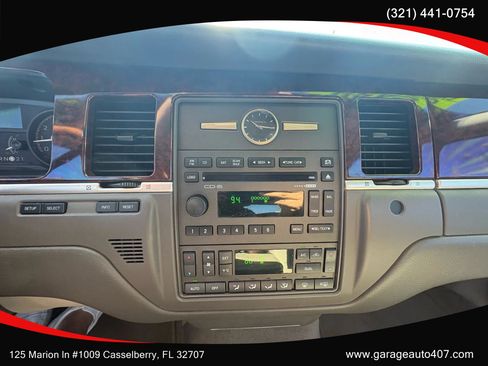 Used 2010 Lincoln Town Car Signature Limited image 15