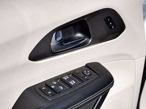 Used 2022 Chrysler Pacifica Touring-L FWD image 24