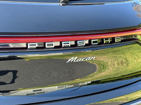 Certified 2025 Porsche Macan AWD/4WD image 31