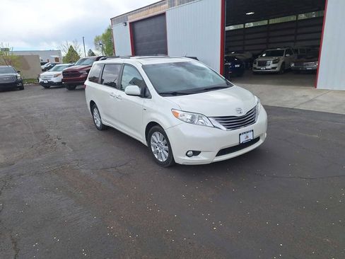 Used 2017 Toyota Sienna XLE w/ XLE Navigation Package image 10
