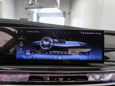 Used 2025 BMW i7 xDrive60 image 15