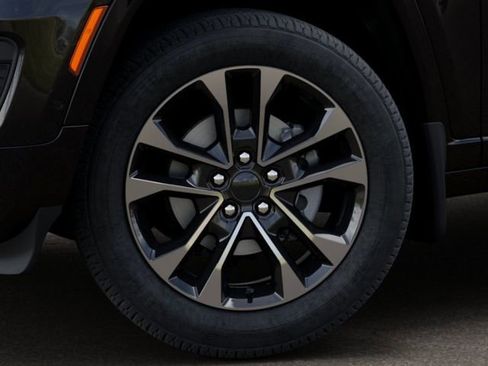 New 2025 Jeep Grand Cherokee Overland w/ Trailer Tow Package AWD/4WD image 8