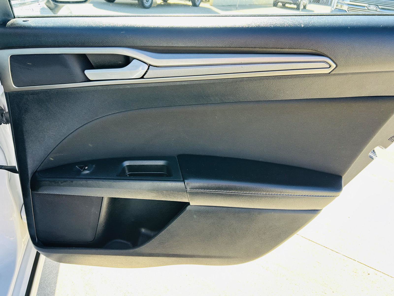 Used 2019 Ford Fusion SE FWD image 25