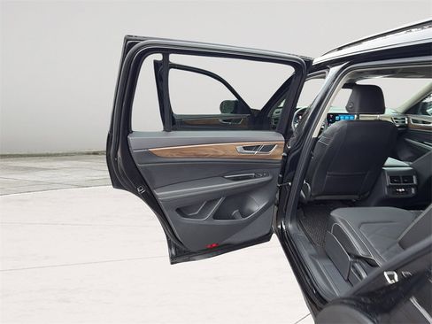 Used 2024 Volkswagen Atlas SE image 21