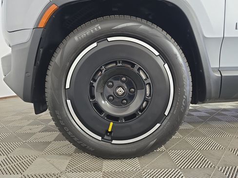 Used 2025 Rivian R1S Adventure AWD/4WD image 9