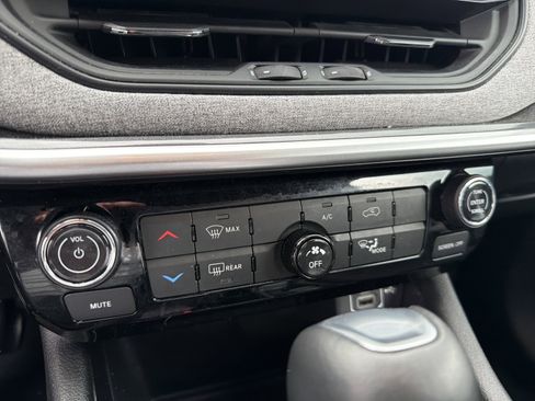 Used 2023 Jeep Compass Latitude AWD/4WD image 19