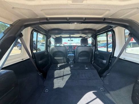 Used 2018 Jeep Wrangler Unlimited Sahara w/ Cold Weather Group AWD/4WD image 16