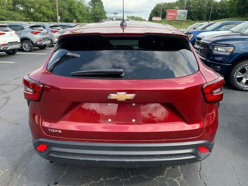 Used 2024 Chevrolet Trax LS w/ LS Convenience Package FWD image 4