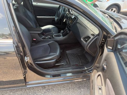 Used 2011 Chrysler 200 S FWD image 5