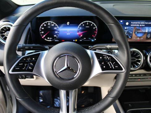 Used 2025 Mercedes-Benz GLB 250 4MATIC image 17