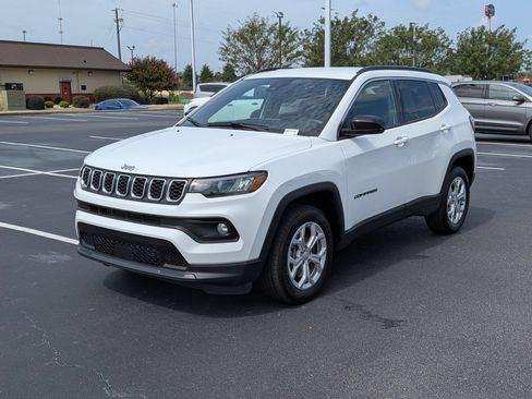 Used 2024 Jeep Compass Latitude AWD/4WD image 7