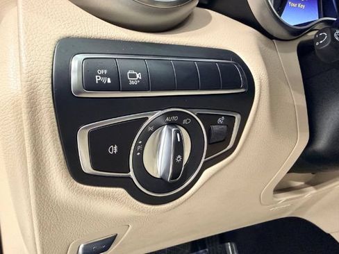 Used 2019 Mercedes-Benz GLC 300 4MATIC image 19