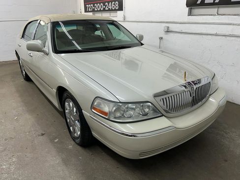 Used 2004 Lincoln Town Car Ultimate image 2