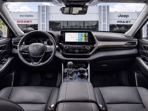 Used 2023 Toyota Highlander LE image 19