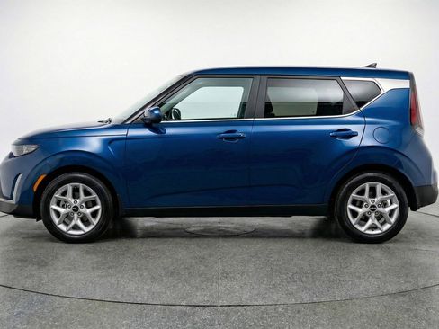 Used 2025 Kia Soul LX w/ LX Technology Package FWD image 4