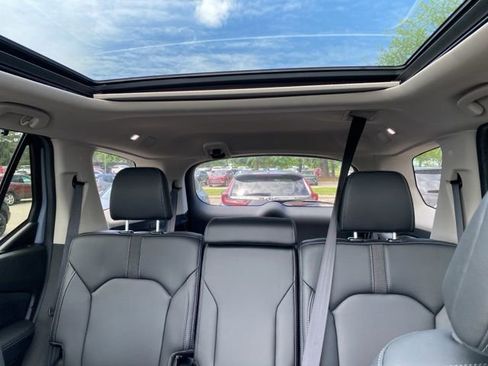 Used 2025 Honda Pilot Touring image 4