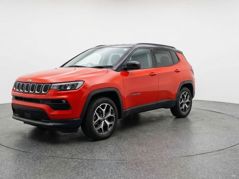 Used 2025 Jeep Compass Limited image 3