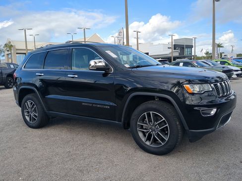 Used 2020 Jeep Grand Cherokee Limited w/ Luxury Group II image 2