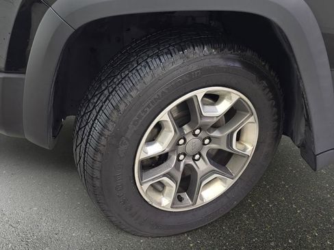 Used 2019 Jeep Cherokee Trailhawk w/ Cold Weather Group AWD/4WD image 24
