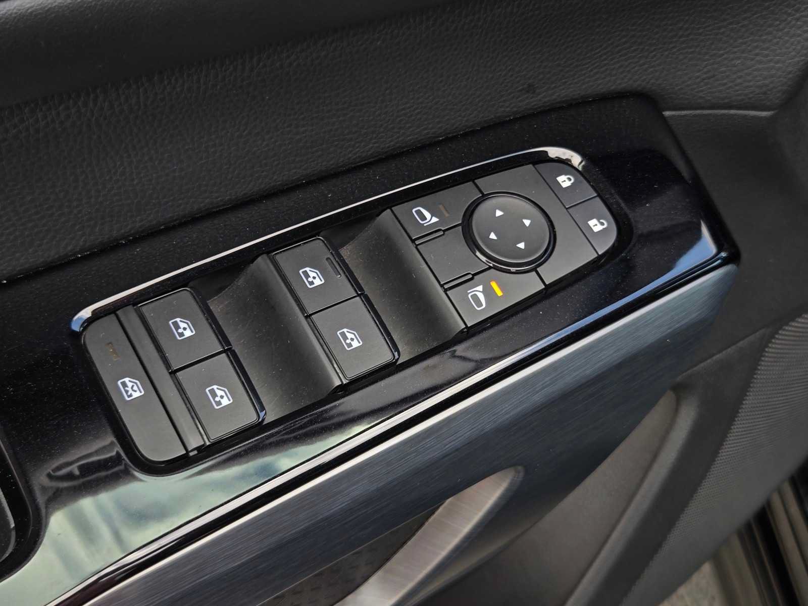 Used 2025 Nissan Pathfinder SL FWD image 10