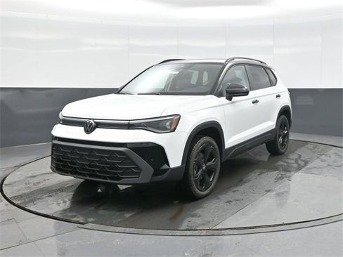 New 2026 Volkswagen Taos SE image 3