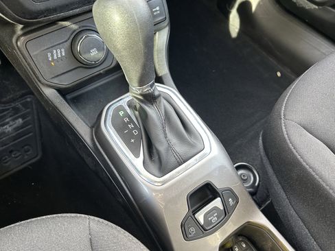 Used 2022 Jeep Renegade Latitude image 16