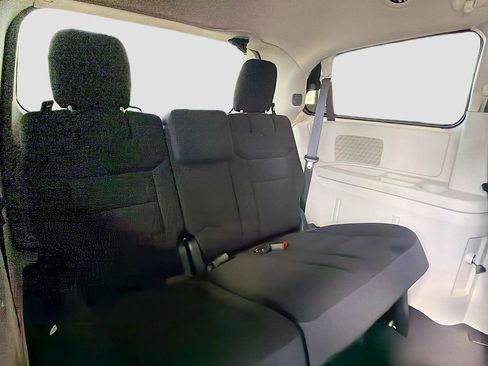 Used 2018 Dodge Grand Caravan SE w/ UConnect Hands-Free Group image 27