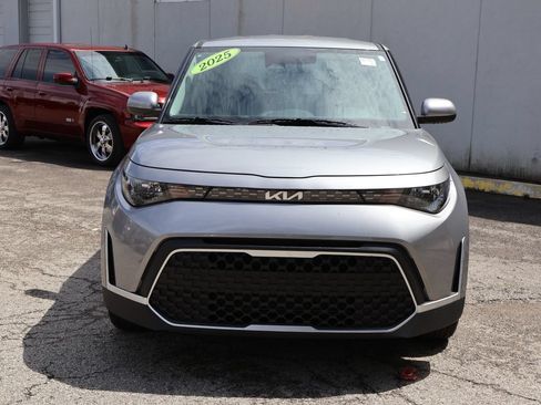 Used 2025 Kia Soul LX FWD image 2