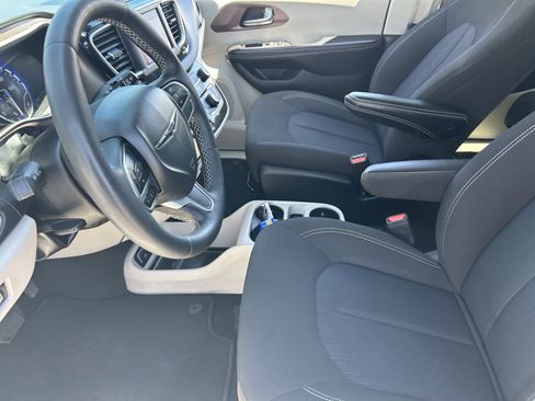Used 2023 Chrysler Voyager LX FWD image 27