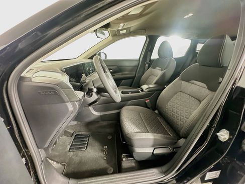 Used 2025 Nissan Kicks SV AWD/4WD image 13