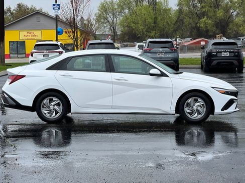 Used 2024 Hyundai Elantra SE FWD image 3