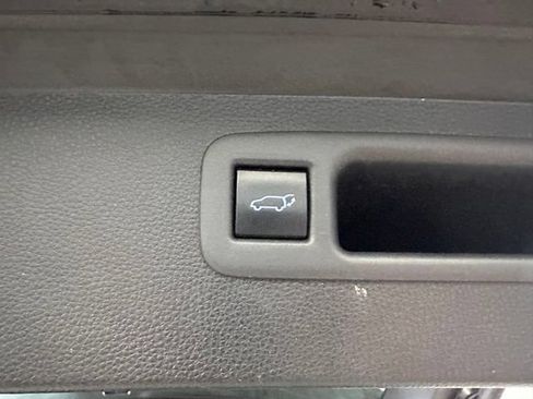 Used 2020 Toyota Highlander XLE AWD/4WD image 16