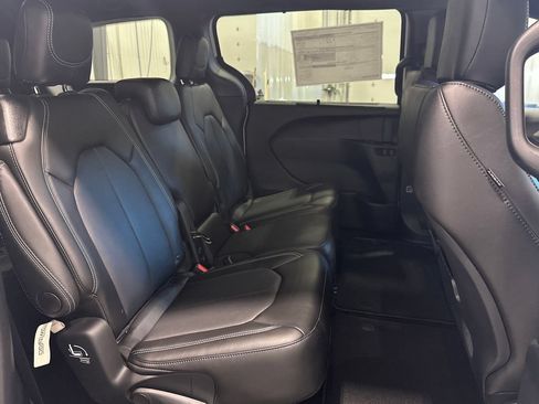 New 2027 Chrysler Pacifica Select FWD image 31