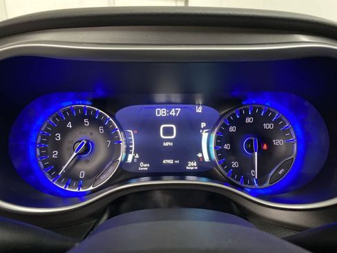 Used 2024 Chrysler Pacifica Touring-L FWD image 27