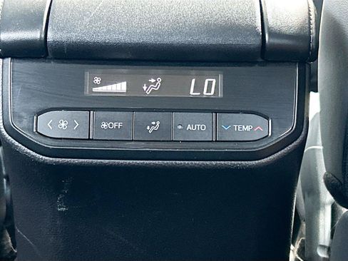 Used 2024 Toyota Highlander XLE FWD image 21