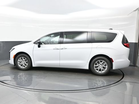 New 2027 Chrysler Pacifica Select FWD image 4