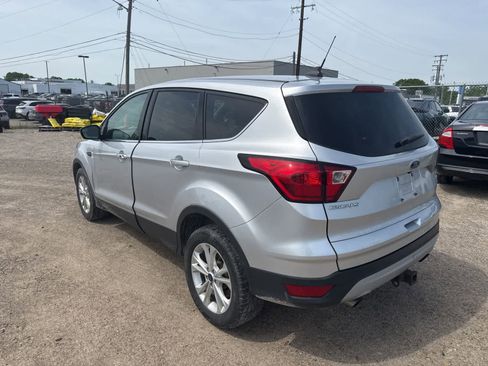 Used 2019 Ford Escape SE FWD image 2