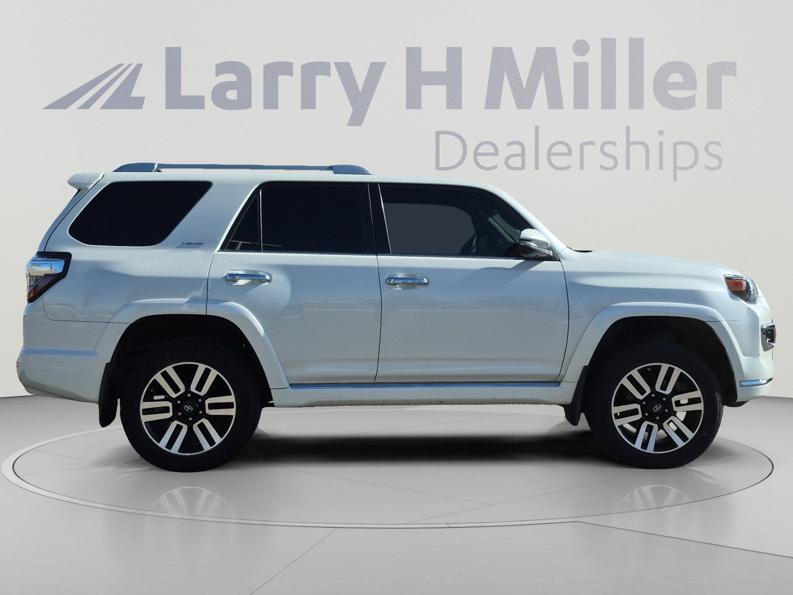Used 2019 Toyota 4Runner SR5 AWD/4WD image 6