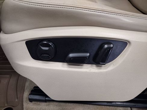 Used 2012 Volkswagen Touareg TDI image 29