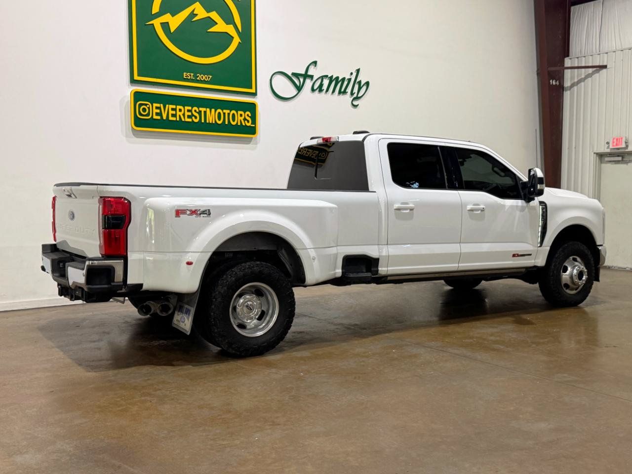 Used 2023 Ford F350 Lariat w/ Lariat Ultimate Package AWD/4WD image 3